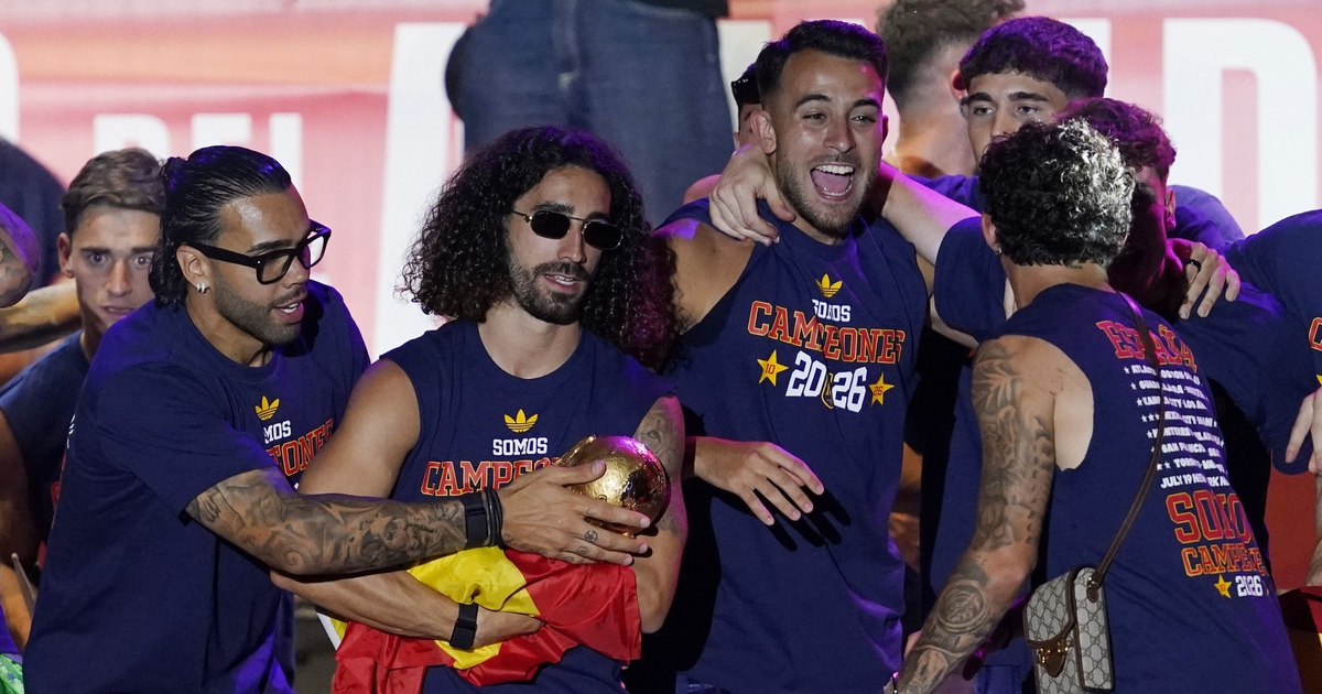 Thực hư chuyện cầu thủ Tây Ban Nha đựng cúp vàng World Cup trong túi ni lông