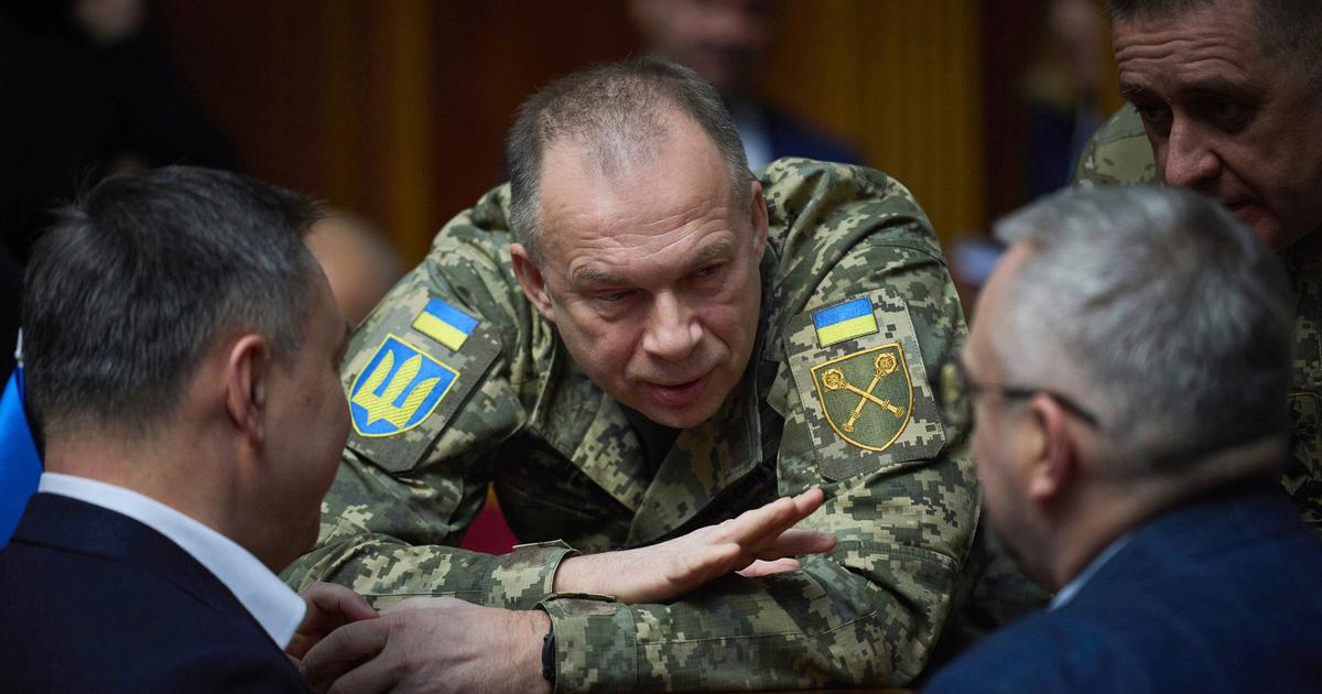 Tổng thống Ukraine c&aacute;ch chức Tổng tư lệnh qu&acirc;n đội, mời cựu Bộ trưởng Quốc ph&ograve;ng quay lại