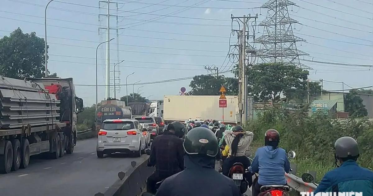 Xe container li&ecirc;n tục cắt ngang đường V&otilde; Ch&iacute; C&ocirc;ng: Người đi đường nơm nớp lo tai nạn