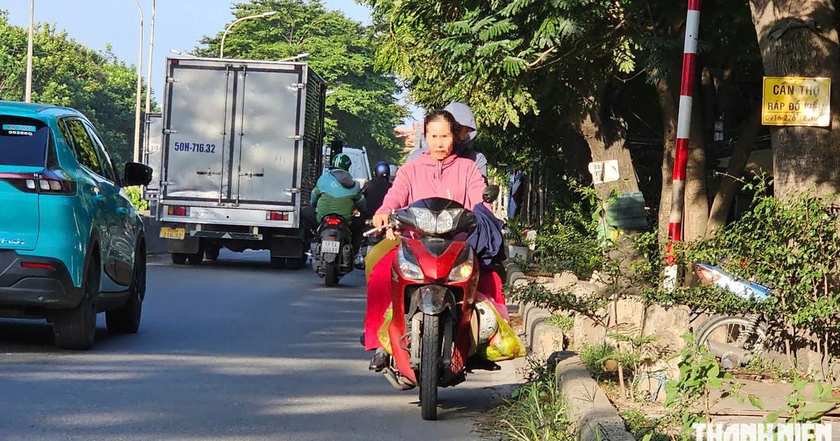Sửa cầu &Ocirc;ng Lớn, xe m&aacute;y nối đu&ocirc;i nhau chạy ngược chiều tr&ecirc;n đường Nguyễn Văn Linh