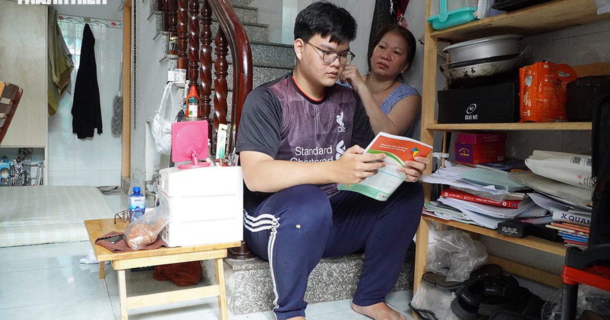 Nghẹn lòng cậu học trò ở trọ dưới cầu thang cùng người mẹ bệnh tật