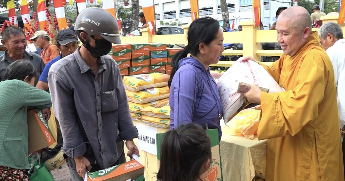 Xuất gia nhưng không xa trần thế
