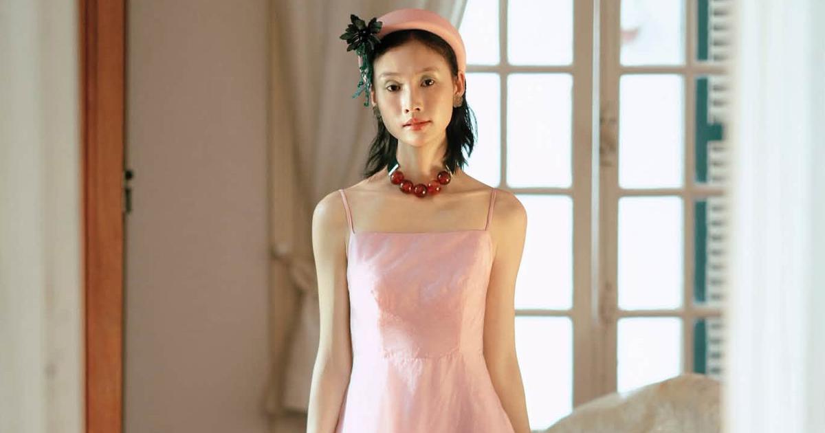 Đầm dự tiệc tối giản nhưng sang trọng, đẹp xuất sắc dưới mọi góc nhìn