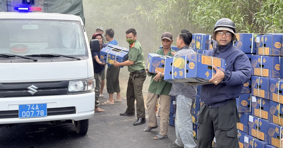 Cháy container chở 20 tấn sầu riêng trên đường Hồ Chí Minh