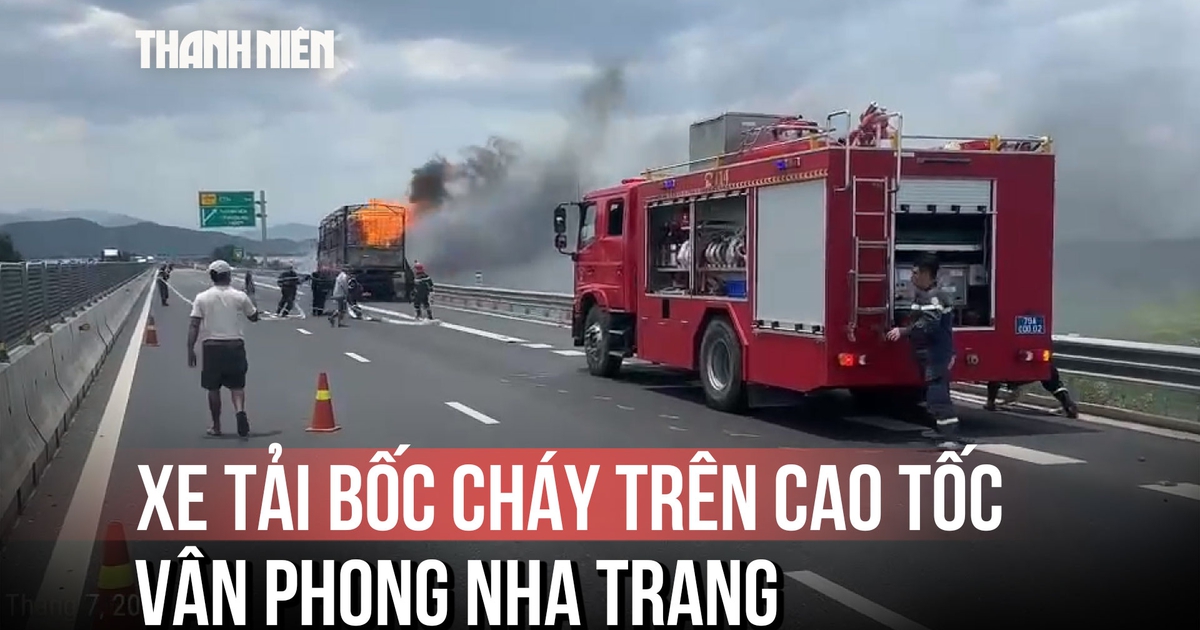 Xe tải chở bốc cháy dữ dội trên cao tốc Vân Phong - Nha Trang
