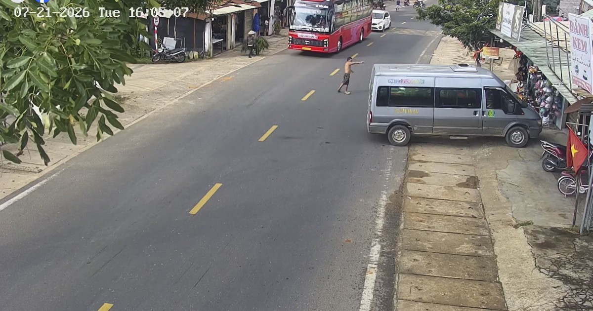 Điều khiển xe khách chạy loạng choạng trên QL24, tài xế say xỉn bị CSGT xử lý