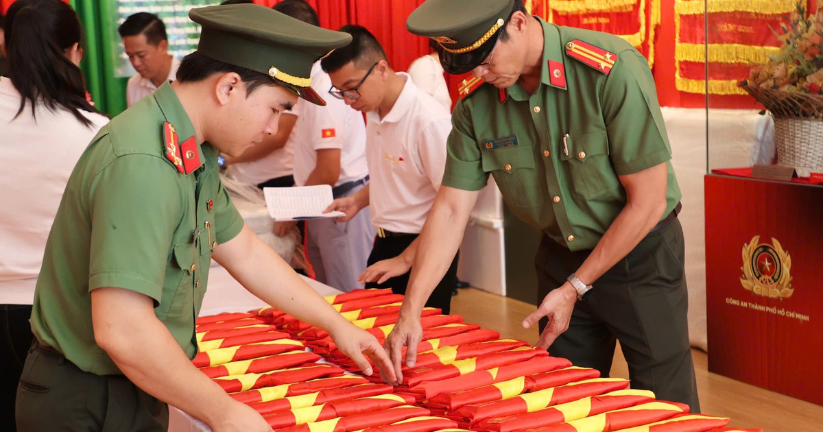 C&ocirc;ng an TP.HCM tiếp nhận hơn 150 di ảnh liệt sĩ phục dựng để trao tặng th&acirc;n nh&acirc;n