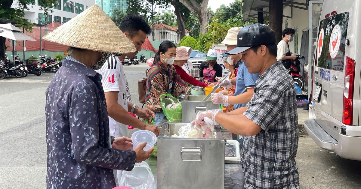Những suất cơm trao gửi yêu thương