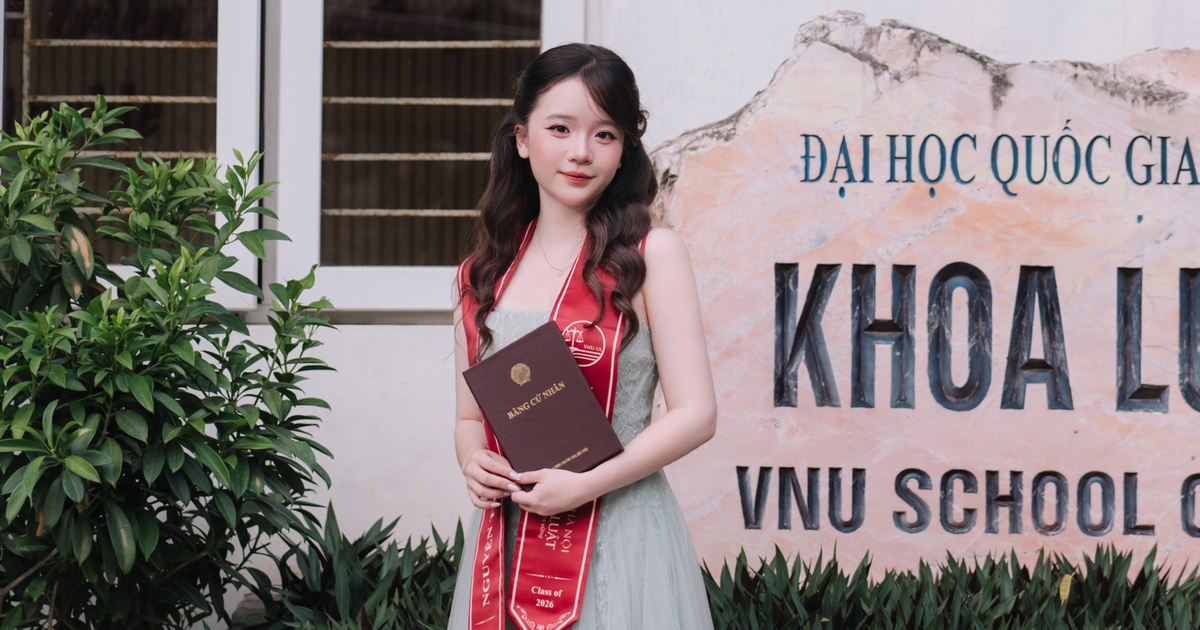 Nữ thủ khoa xinh đẹp và cách học trước lượng kiến thức 'khổng lồ'