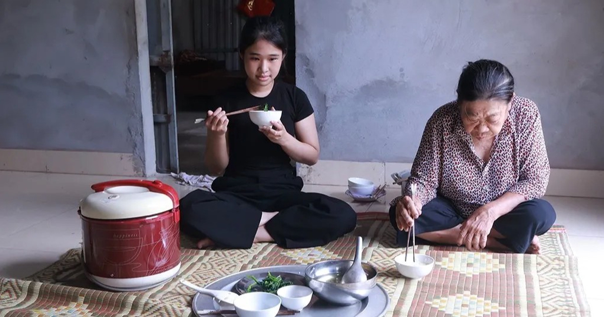 Cô bé mồ côi cha, lớn lên trong chùa mong có tiền vào đại học