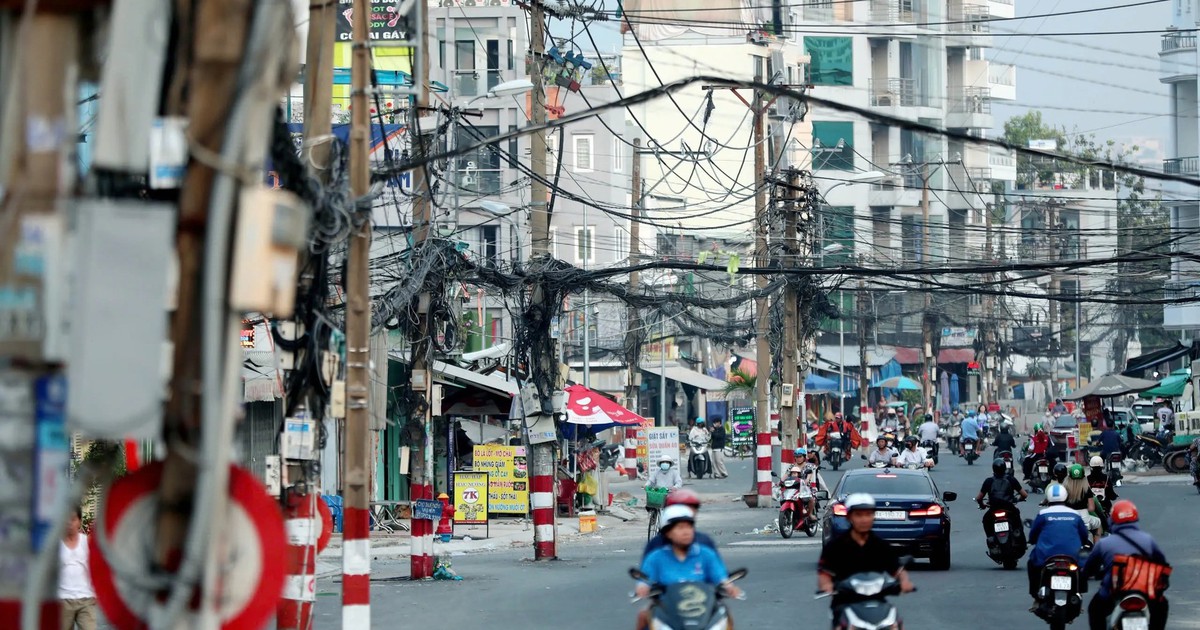 Con đường hơn 1.000 tỉ đồng ở TP.HCM vẫn bị cột điện '&aacute;n ngữ'