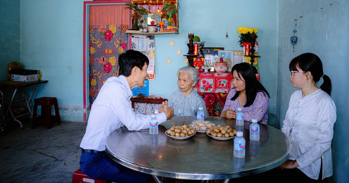 Quỹ Khởi sự từ t&acirc;m trao sổ tiết kiệm tri &acirc;n vợ liệt sĩ Huỳnh Văn Qu&ecirc;n