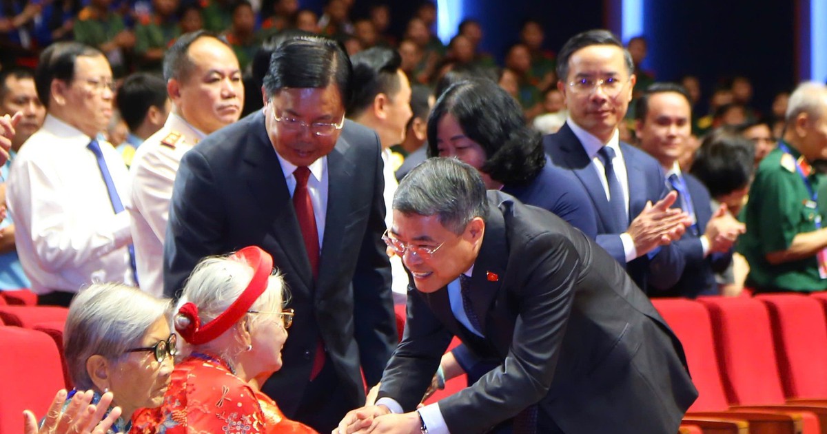'Sự hy sinh của c&aacute;c thế hệ cha anh sẽ m&atilde;i m&atilde;i được khắc ghi'