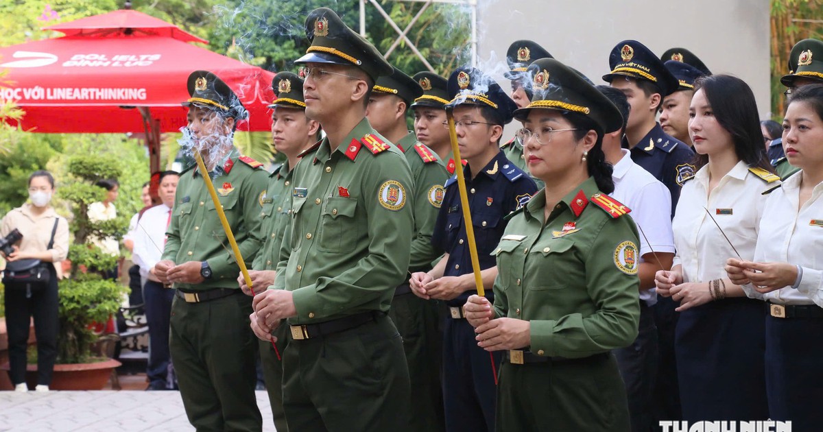 Tuổi trẻ C&ocirc;ng an cửa khẩu T&acirc;n Sơn Nhất tri &acirc;n anh h&ugrave;ng liệt sĩ, người c&oacute; c&ocirc;ng