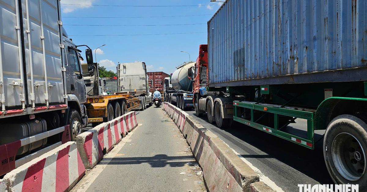 CSGT TP.HCM cảnh b&aacute;o: Đừng chen l&ecirc;n đầu xe container khi xe bật xi nhan rẽ