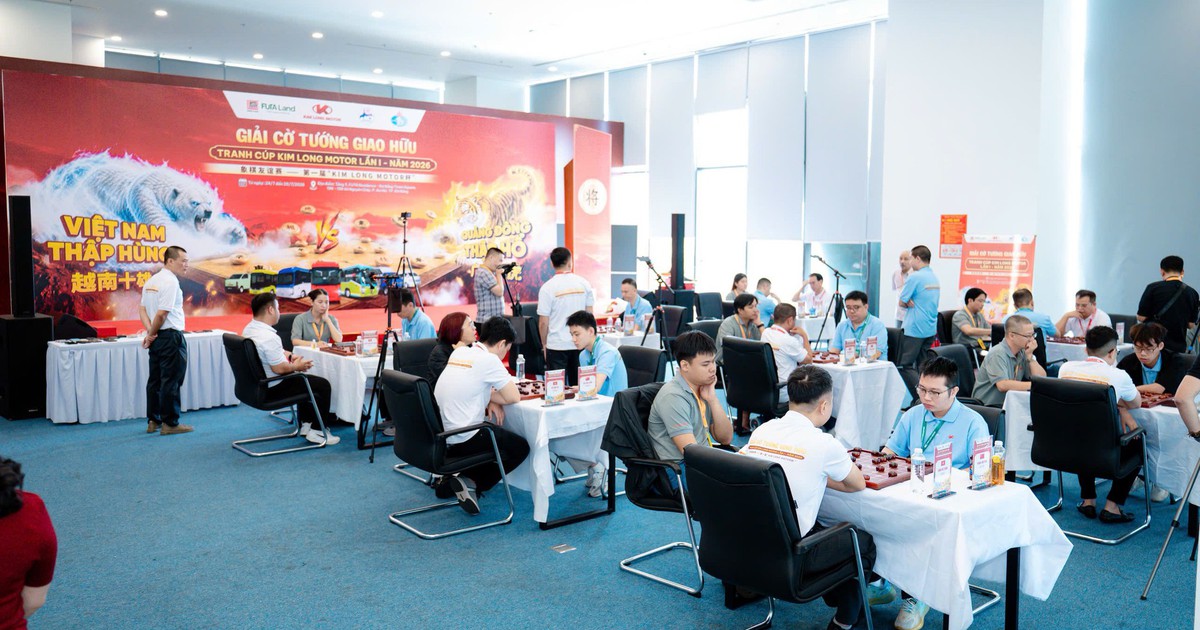 Lại Lý Huynh và đồng đội thi đấu giải cờ tướng tranh cúp Kim Long Motor