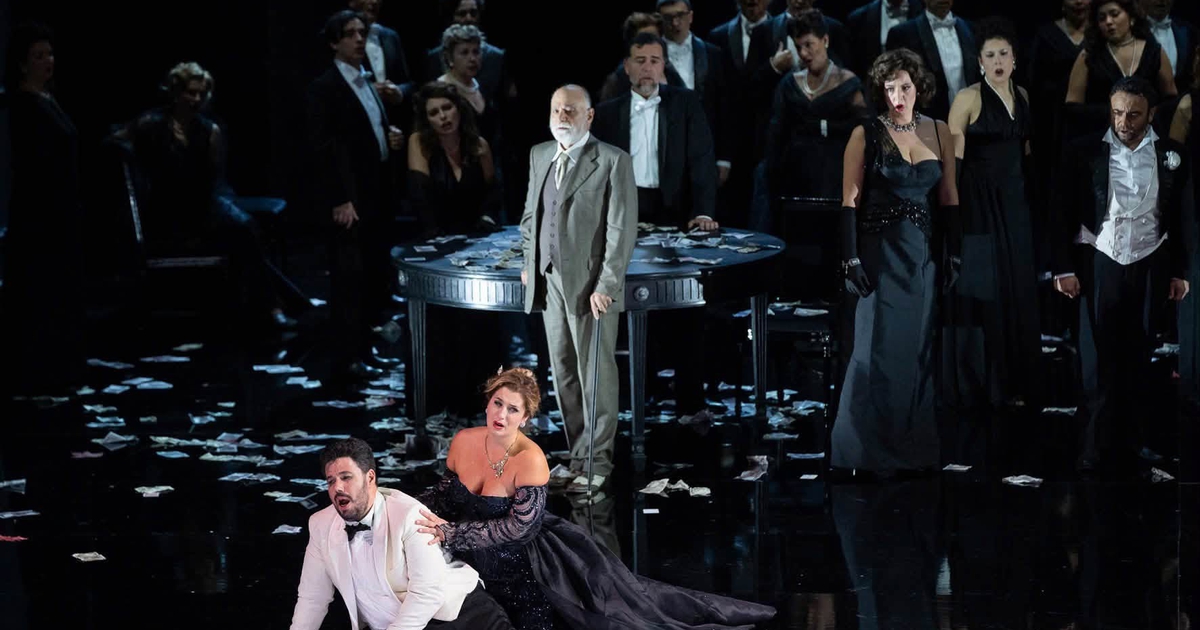 Một tấn phục trang Ý và đèn chùm Việt khổng lồ cho vở opera 'La Traviata'