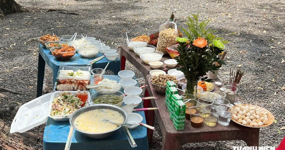 Những mâm cơm tri ân giữa Công viên Lê Thị Riêng