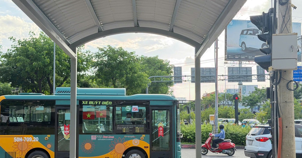 TP.HCM miễn phí vé xe buýt, giờ còn làm mái che kéo tới tận nhà ga metro