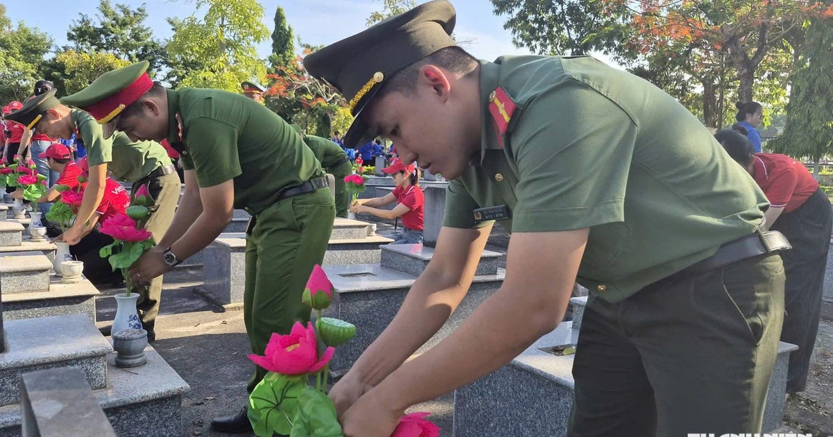 Sen hồng tháng 7 và những cách tri ân chạm đến lòng người