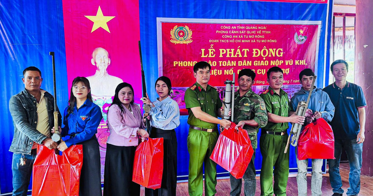 Quảng Ngãi: Đồng bào Xơ Đăng đổi súng tự chế lấy quà