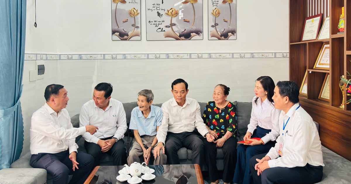 B&iacute; thư Th&agrave;nh ủy TP.HCM Trần Lưu Quang thăm, tặng qu&agrave; cho cựu t&ugrave; C&ocirc;n Đảo