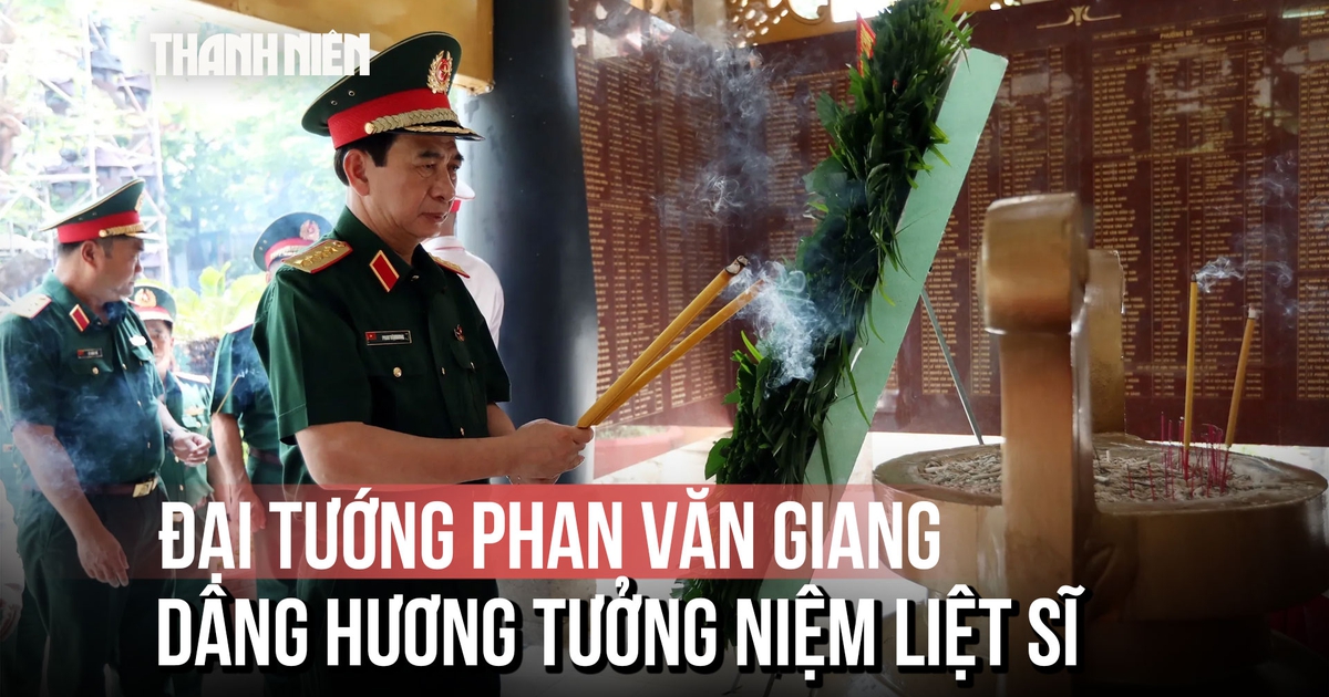 Đại tướng Phan Văn Giang dâng hương tưởng niệm liệt sĩ tại Công viên Lê Thị Riêng