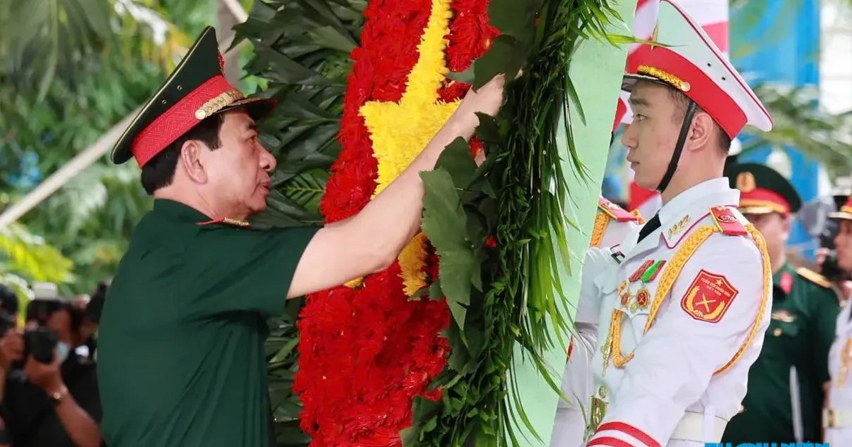 Đại tướng Phan Văn Giang dâng hương anh hùng liệt sĩ tại công viên Lê Thị Riêng