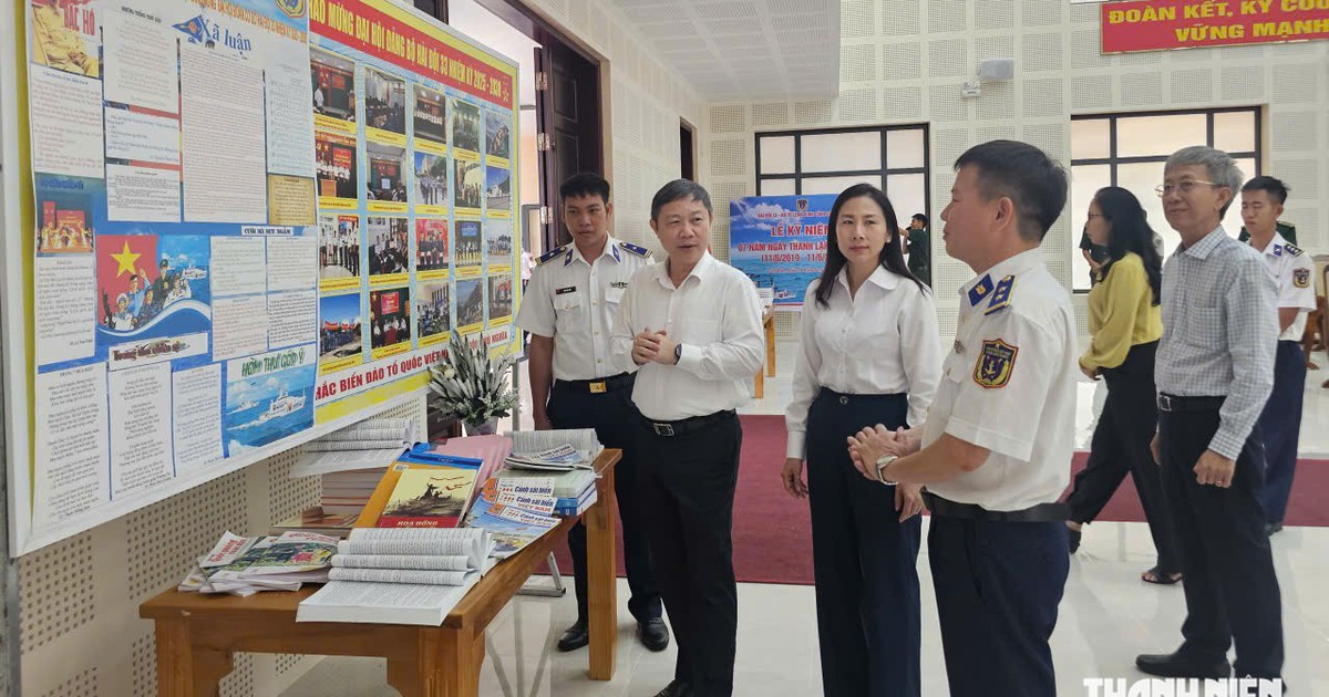 Trưởng ban Tuyên giáo và Dân vận TP.HCM thăm, tặng quà lực lượng vũ trang Côn Đảo