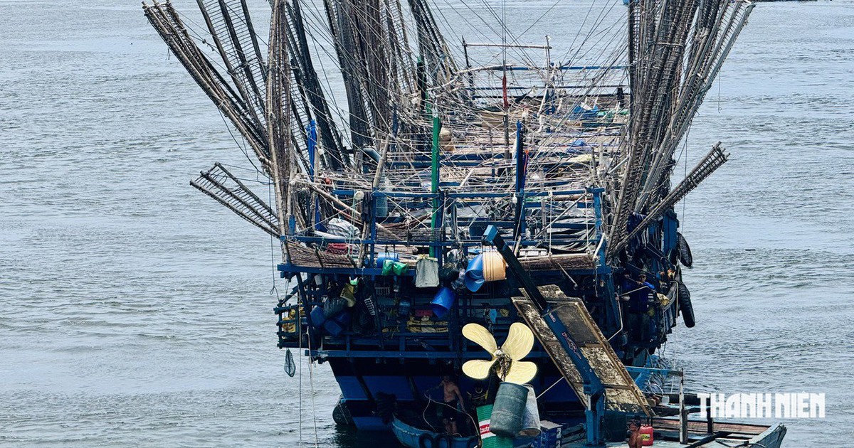 T&agrave;u c&aacute; Quảng Ng&atilde;i rơi b&aacute;nh l&aacute;i khi tr&aacute;nh gi&ocirc;ng lốc ở Trường Sa