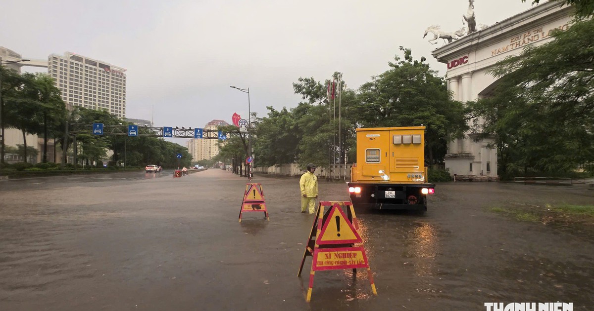 Hà Nội xuất hiện hơn 10 điểm 'dềnh nước' sau trận mưa rạng sáng