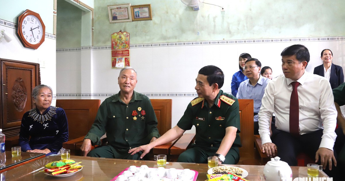 Đại tướng Phan Văn Giang thăm, tặng quà gia đình chính sách tại Lâm Đồng
