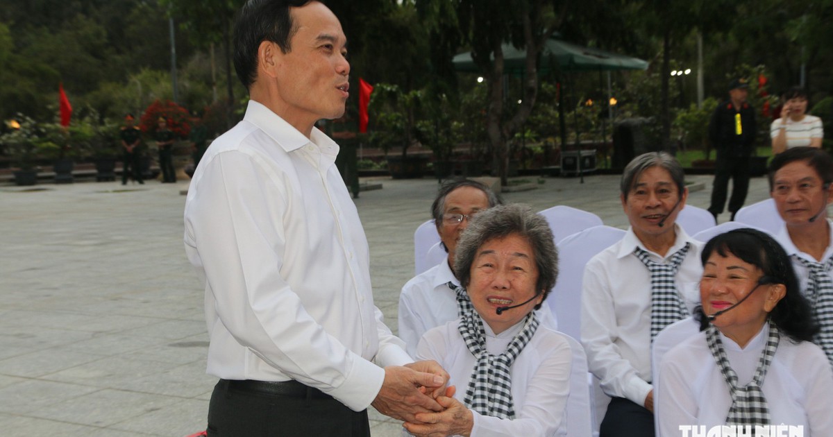 Bí thư Thành ủy TP.HCM Trần Lưu Quang thắp nến tri ân ở Nghĩa trang Hàng Dương