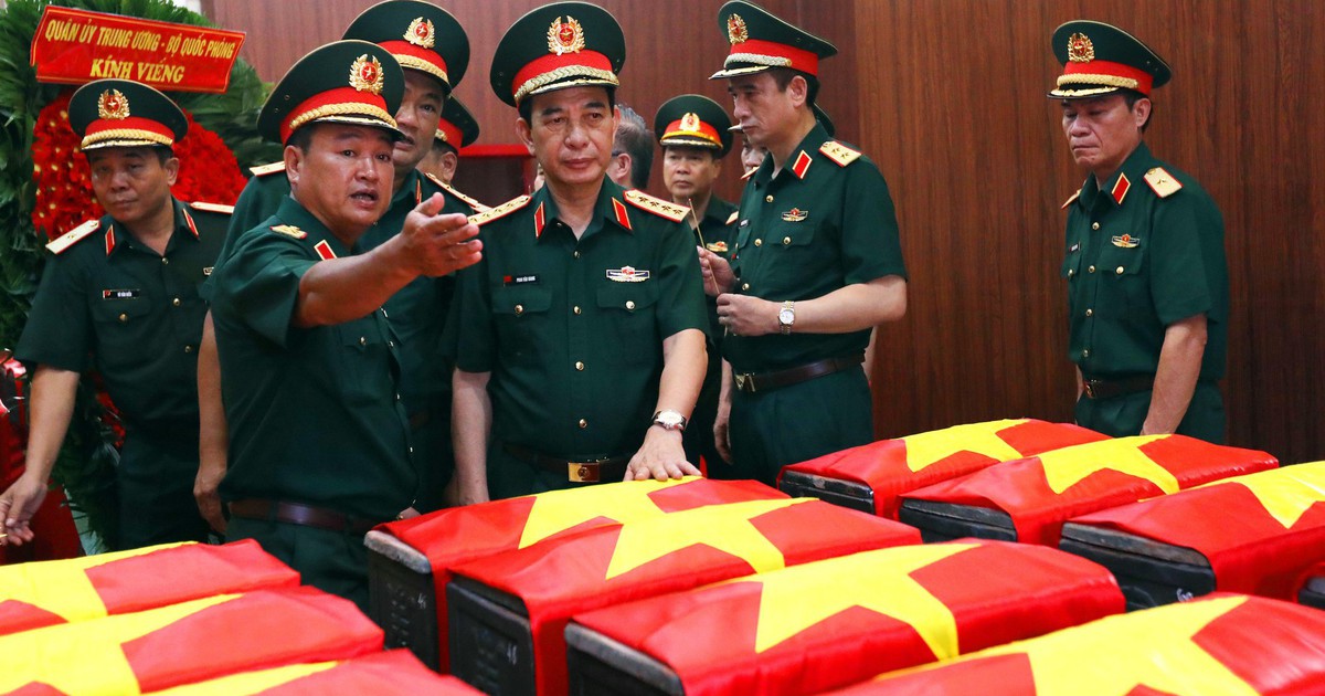 Đại tướng Phan Văn Giang kiểm tra hiện trường quy tập hài cốt liệt sĩ ở TP.HCM