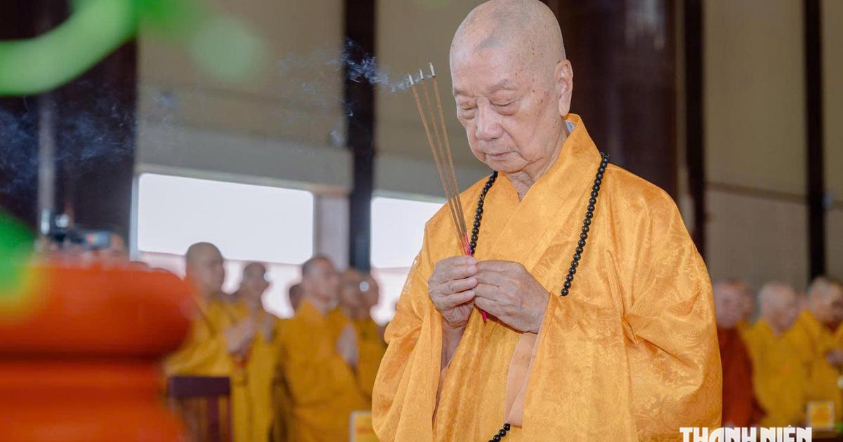 Đức Ph&aacute;p chủ Gi&aacute;o hội Phật gi&aacute;o Việt Nam dự lễ tưởng niệm anh h&ugrave;ng liệt sĩ