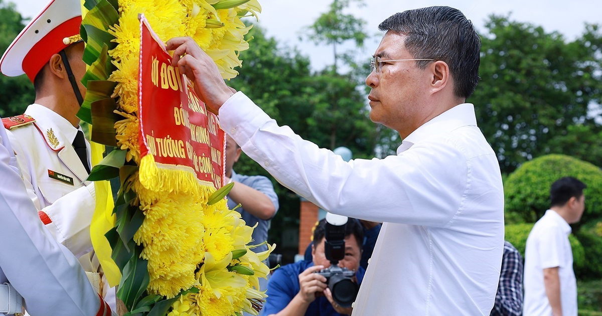 Thủ tướng dâng hương tri ân các Anh hùng liệt sĩ tại Điện Biên