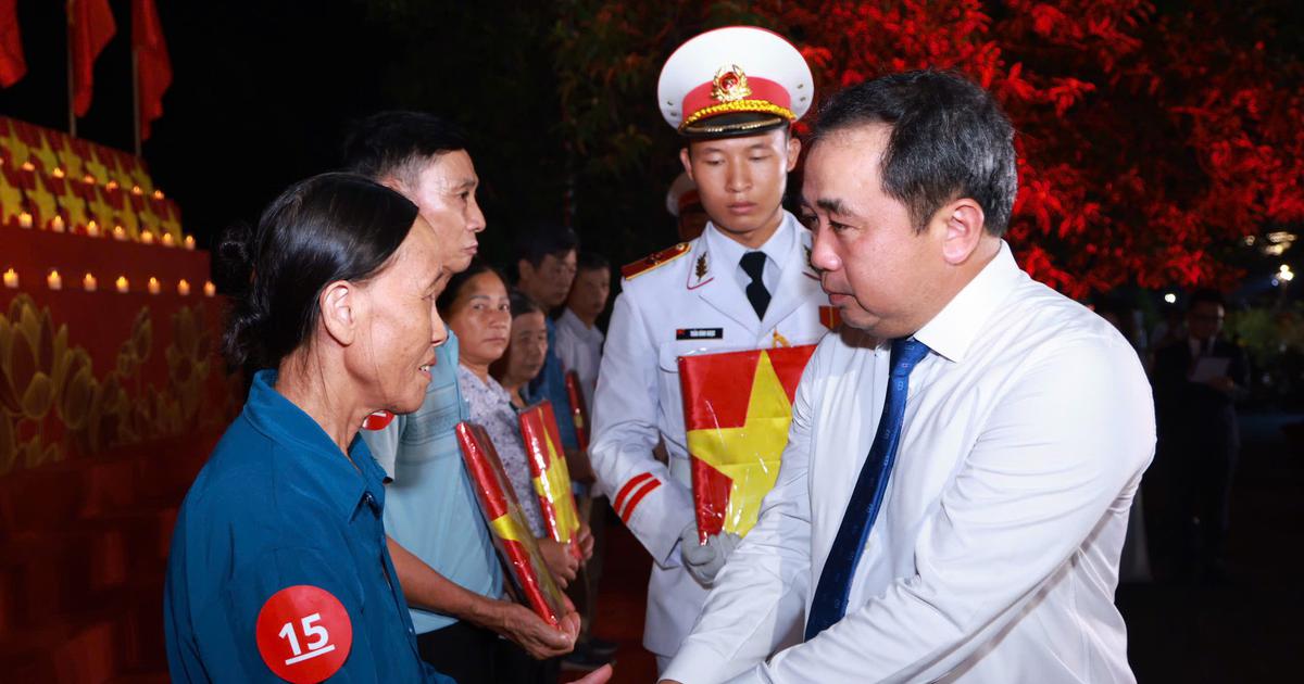 Mỗi ngọn nến tri ân nhắc nhở thế hệ trẻ về trách nhiệm tiếp bước cha anh