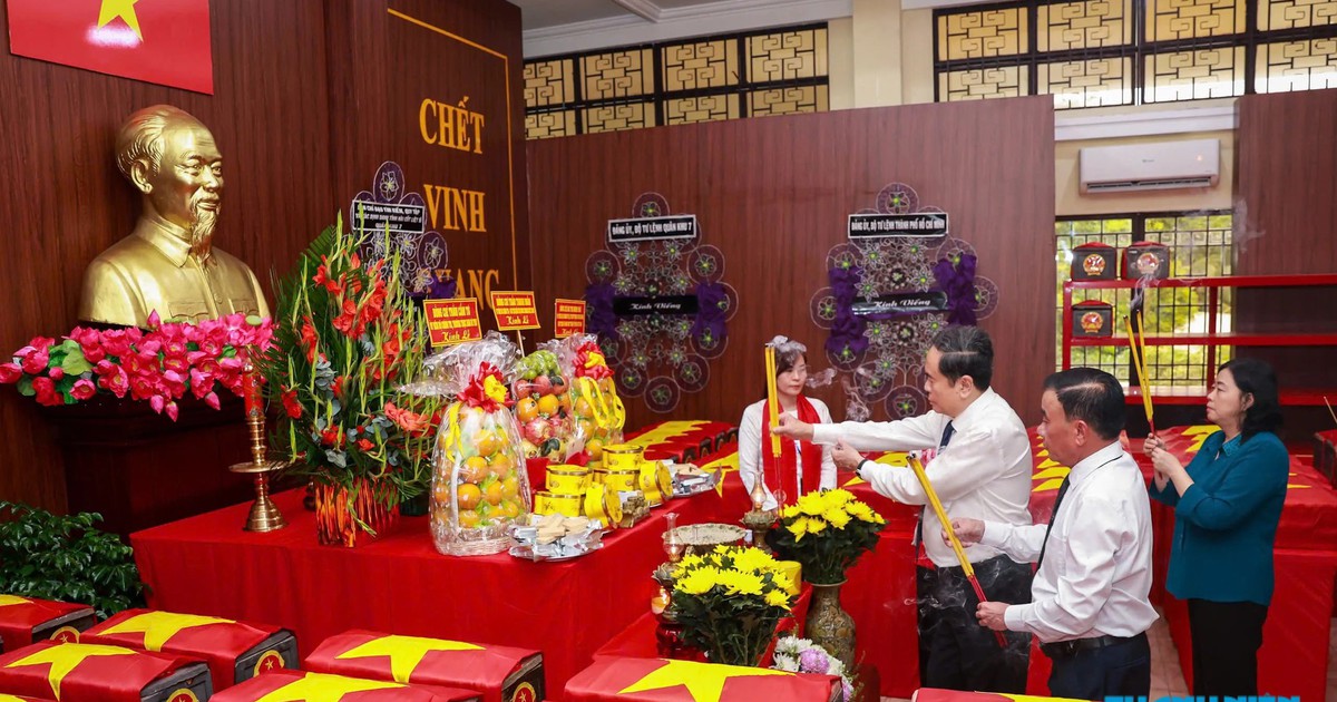 Chủ tịch Quốc hội Trần Thanh Mẫn dâng hương anh hùng liệt sĩ tại công viên Lê Thị Riêng