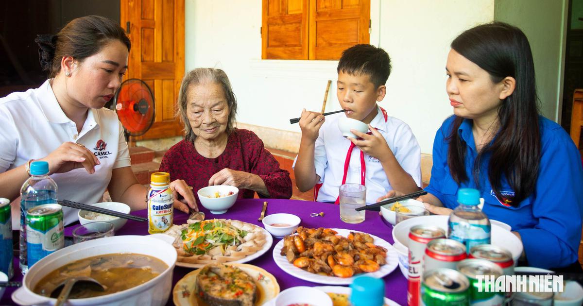 Ăn cơm cùng Mẹ Việt Nam anh hùng, xây nhà cho người có công với cách mạng