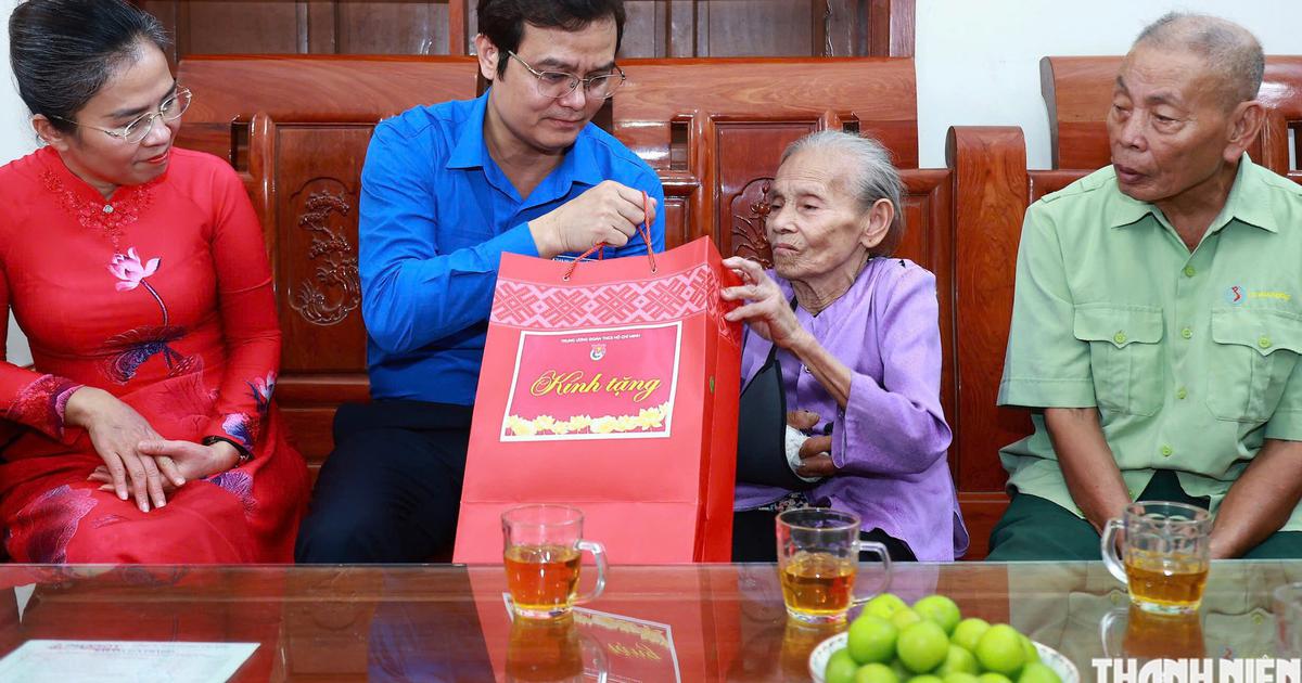 Bí thư thứ nhất T.Ư Đoàn Bùi Quang Huy thăm, tặng quà nữ cựu TNXP Truông Bồn