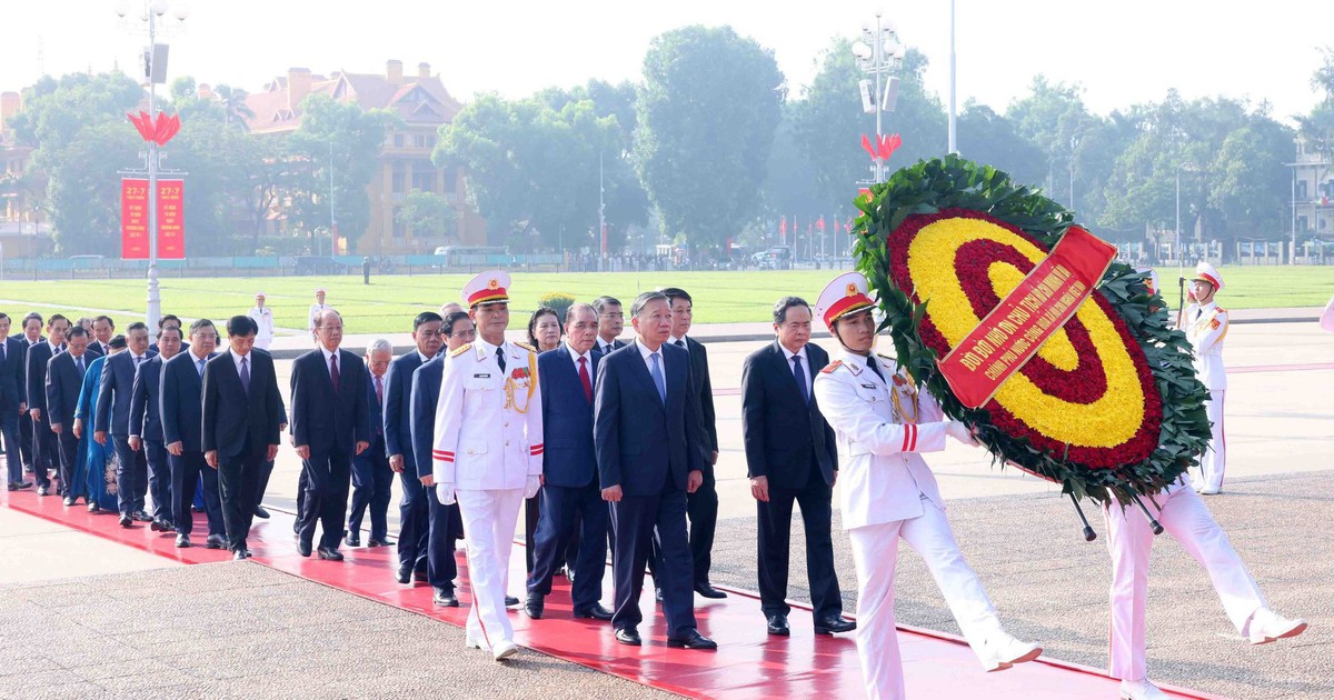 Lãnh đạo Đảng, Nhà nước viếng Chủ tịch Hồ Chí Minh, tưởng niệm Anh hùng liệt sĩ