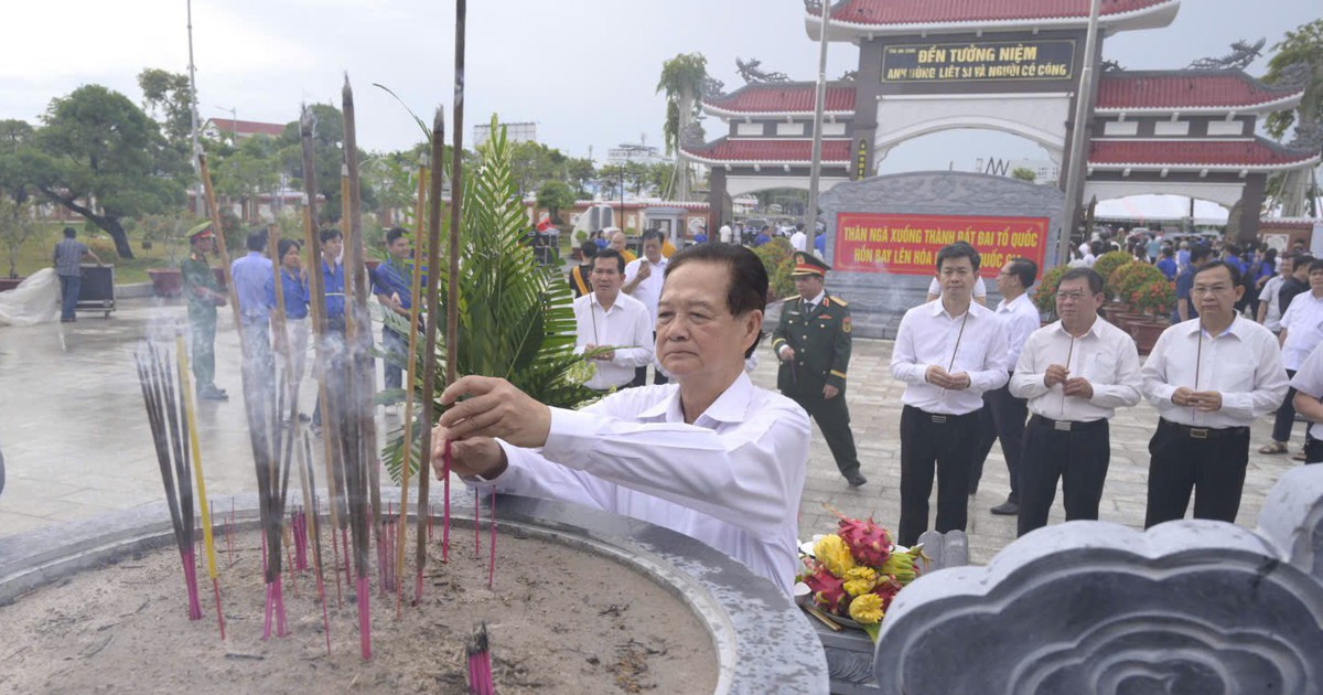 Nguy&ecirc;n Thủ tướng Nguyễn Tấn Dũng dự lễ giỗ anh h&ugrave;ng, liệt sĩ ở tỉnh An Giang