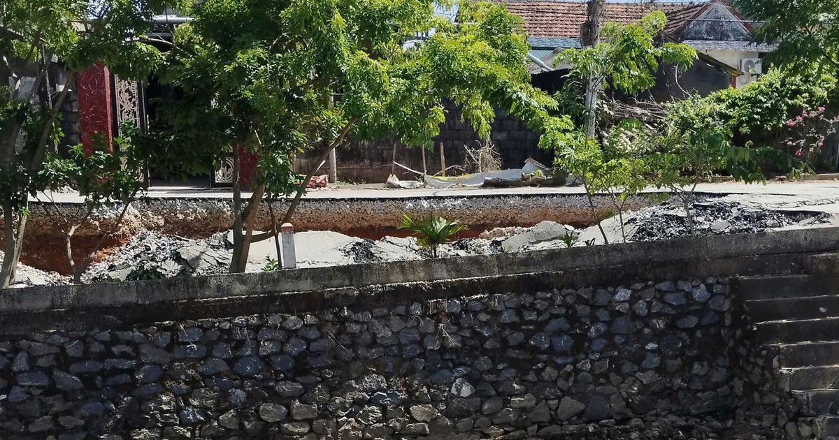 Đường liên xã ở Quảng Trị sụt lún dài 50 m, cấm phương tiện lưu thông