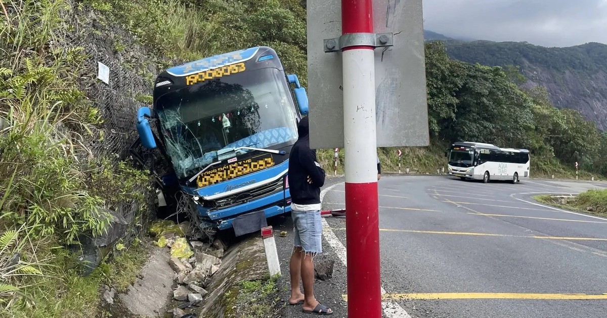 Xe kh&aacute;ch t&ocirc;ng v&agrave;o v&aacute;ch n&uacute;i đ&egrave;o Kh&aacute;nh L&ecirc;, 5 h&agrave;nh kh&aacute;ch bị thương
