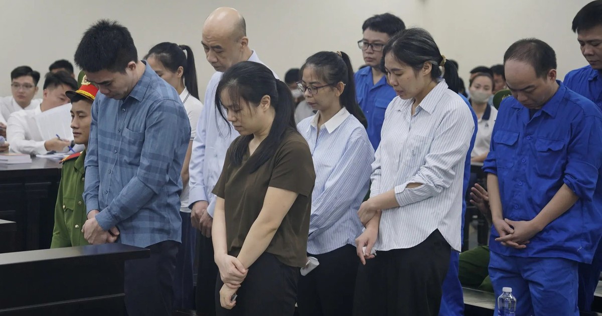 'Tr&ugrave;m' h&agrave;ng giả ti&ecirc;u hủy chứng cứ sau tin b&aacute;o từ cựu c&ocirc;ng an