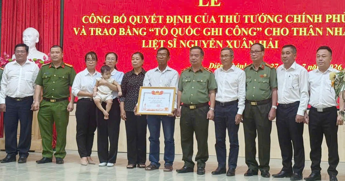 Trao bằng Tổ quốc ghi công cho thiếu tá Nguyễn Xuân Hải