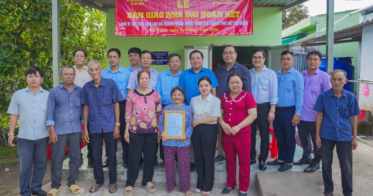 Doanh nhân Đồng Tháp tại TP.HCM trao tặng nhà, điện thoại nhân Ngày Thương binh - Liệt sĩ