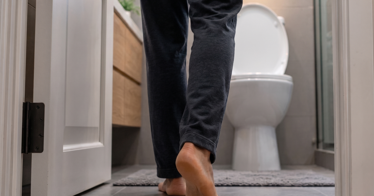 Bảo vệ thận: Bác sĩ dặn người trên 50 tuổi làm điều này khi đi vệ sinh