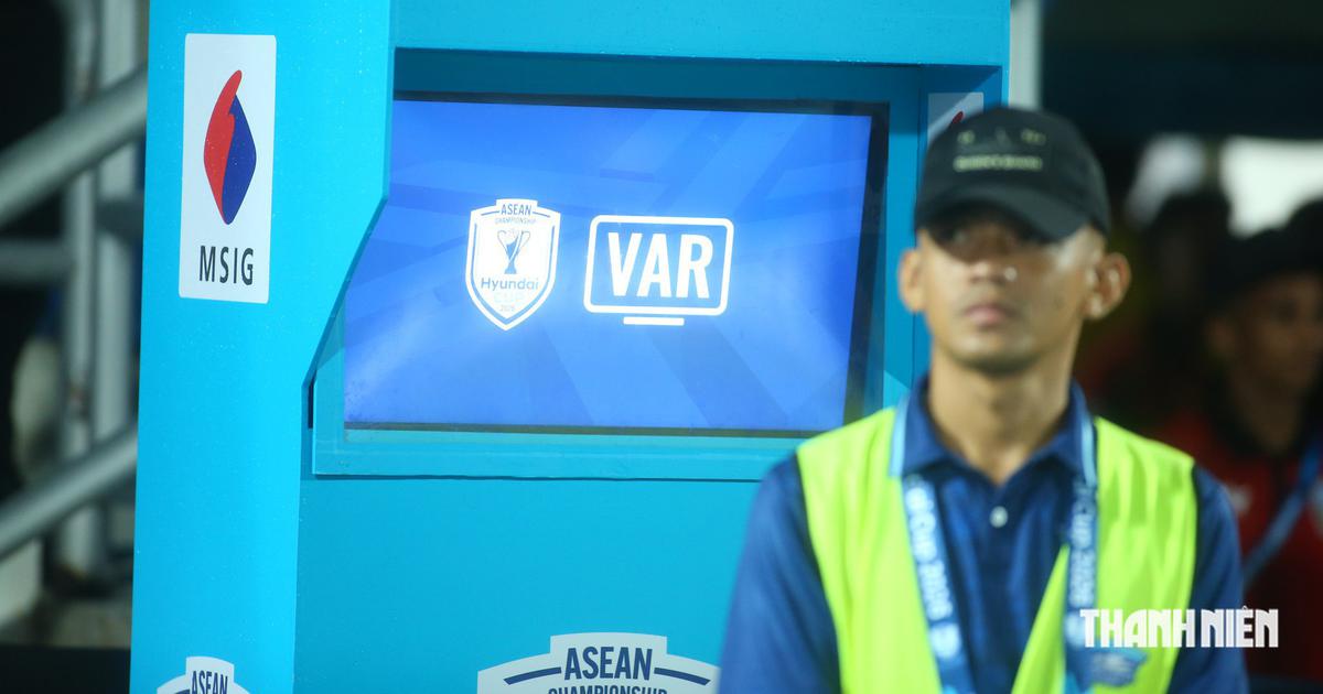 Trận Việt Nam đấu Singapore có VAR nhưng tổ trọng tài VAR lại không đến Việt Nam, tại sao?