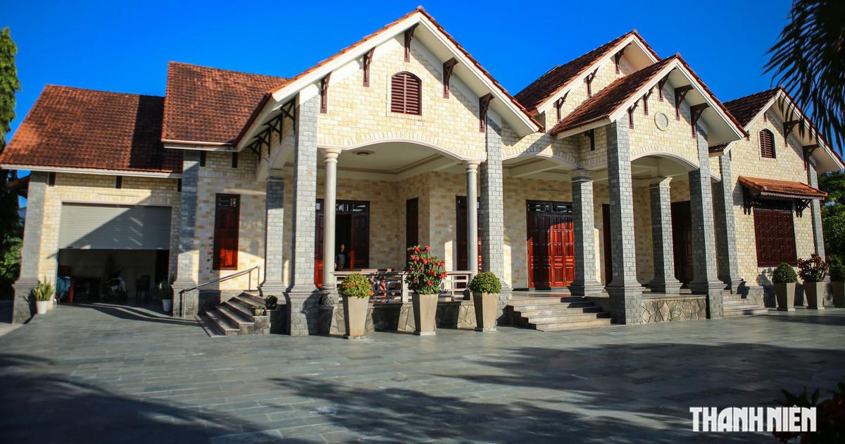 Biệt thự tiền tỉ ở ngôi làng ven biển Huế, nhiều căn luôn cửa đóng then cài